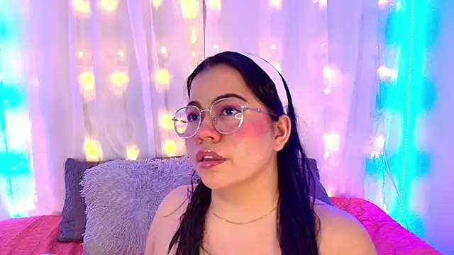 Snapshot of LilyRousee chatting on 12-17-25, 01:44 LilyRousee online show from 12-17-25, 01:44