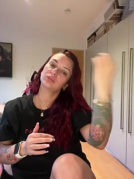 Snapshot of OliviaaFischer chatting on 04-21-26, 06:12 OliviaaFischer online show from 04-21-26, 06:12
