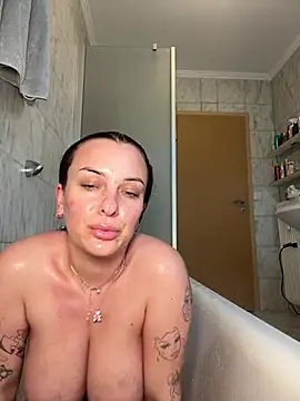 Snapshot of OliviaaFischer chatting on 05-17-26, 05:42 OliviaaFischer online show from 05-17-26, 05:42