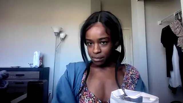 Snapshot of Marlowlovee chatting on 10-13-25, 05:24 Marlowlovee online show from 10-13-25, 05:24