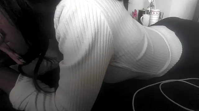 Snapshot of Marlowlovee chatting on 10-29-25, 12:46 Marlowlovee online show from 10-29-25, 12:46