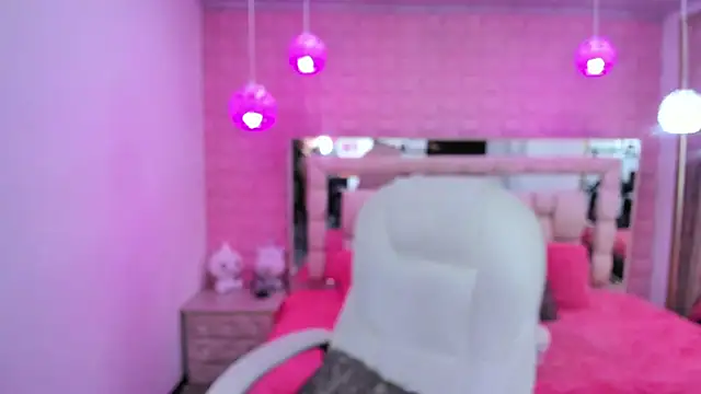 Snapshot of _laaura_ chatting on 07-18-26, 01:04 laaura online show from 07-18-26, 01:04