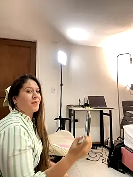 Snapshot of emma_hot2006 chatting on 10-20-25, 05:46 emma hot2006 online show from 10-20-25, 05:46