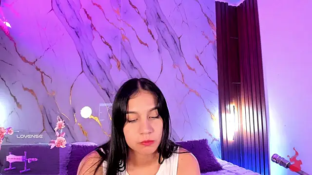 Snapshot of Emmiicute chatting on 04-21-26, 01:42 Emmiicute online show from 04-21-26, 01:42