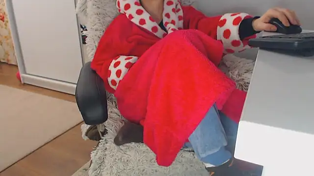 Snapshot of merlyn4 chatting on 01-21-25, 12:50 merlyn4 online show from 01-21-25, 12:50