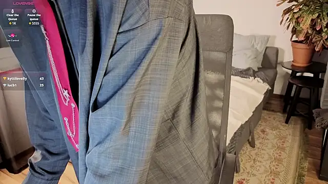 Snapshot of Your_avatar chatting on 03-10-26, 08:14 Your avatar online show from 03-10-26, 08:14