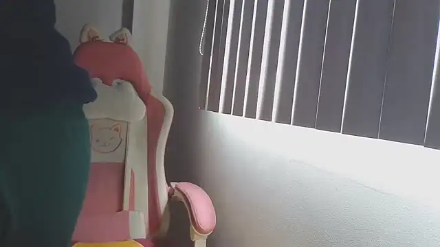 Snapshot of Crystal_Star_ chatting on 10-21-25, 05:02 Crystal Star online show from 10-21-25, 05:02