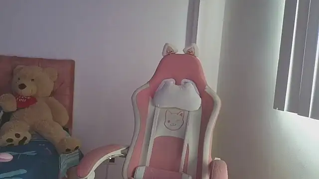 Snapshot of Crystal_Star_ chatting on 10-27-25, 01:26 Crystal Star online show from 10-27-25, 01:26