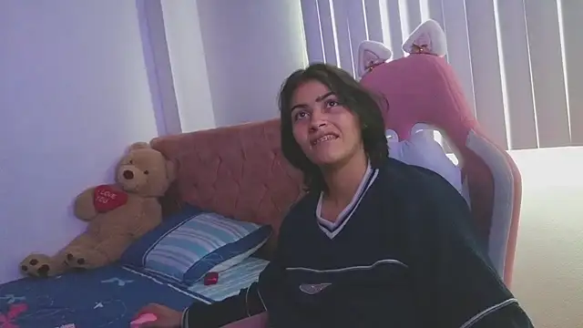 Snapshot of Crystal_Star_ chatting on 11-06-25, 01:23 Crystal Star online show from 11-06-25, 01:23