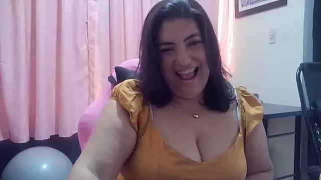 Snapshot of lina_maria99 chatting on 06-20-26, 07:38 lina maria99 online show from 06-20-26, 07:38