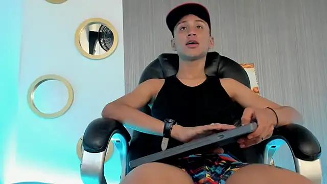 Snapshot of Daddy_Darcks chatting on 11-22-25, 08:19 Daddy Darcks online show from 11-22-25, 08:19