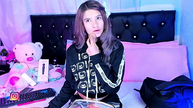 Snapshot of Sofiia_cute_ chatting on 11-20-25, 04:01 Sofiia cute online show from 11-20-25, 04:01