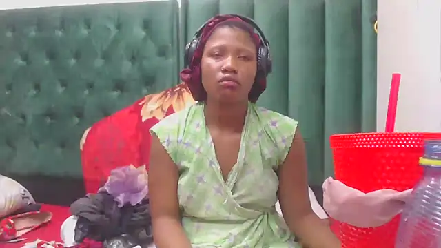 BUNNYCHOWX28 online show from 02-18-26, 06:48