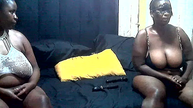 Snapshot of AnnabigpussyXO chatting on 10-18-25, 11:05 AnnabigpussyXO online show from 10-18-25, 11:05