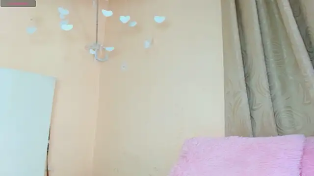 Snapshot of celeste_chic chatting on 09-17-25, 03:57 celeste chic online show from 09-17-25, 03:57