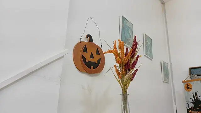 Snapshot of Lizbeth_Rouse chatting on 10-31-25, 11:33 Lizbeth Rouse online show from 10-31-25, 11:33