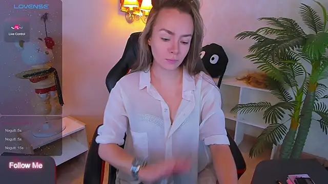 Snapshot of Little_Rockk chatting on 10-22-25, 04:57 Little Rockk online show from 10-22-25, 04:57