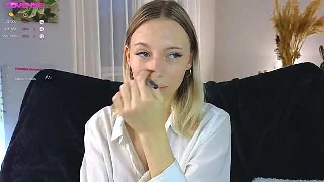 NyxaThorn online show from 10-20-25, 02:39