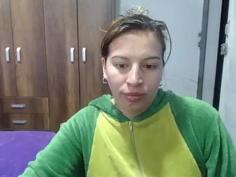 Snapshot of cloequeen15 chatting on 10-14-25, 03:13 cloequeen15 online show from 10-14-25, 03:13