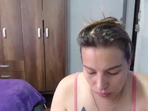 Snapshot of cloequeen15 chatting on 10-22-25, 05:24 cloequeen15 online show from 10-22-25, 05:24