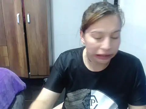 Snapshot of cloequeen15 chatting on 10-29-25, 05:25 cloequeen15 online show from 10-29-25, 05:25