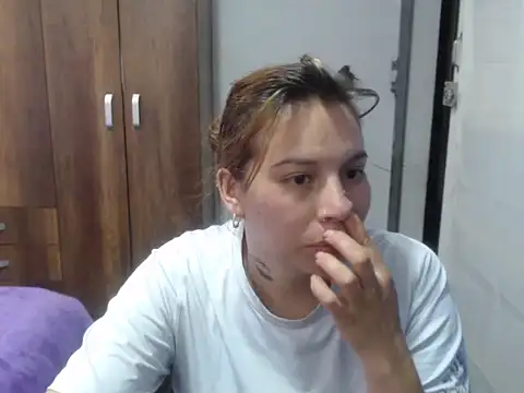 Snapshot of cloequeen15 chatting on 10-31-25, 04:52 cloequeen15 online show from 10-31-25, 04:52