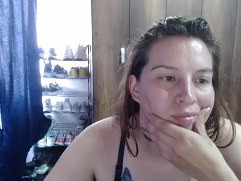Snapshot of cloequeen15 chatting on 11-25-25, 06:52 cloequeen15 online show from 11-25-25, 06:52