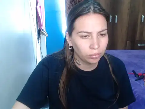 Snapshot of cloequeen15 chatting on 02-02-26, 05:00 cloequeen15 online show from 02-02-26, 05:00