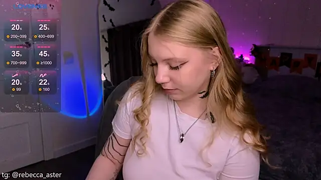 Snapshot of RebeccaAster chatting on 10-28-25, 04:09 RebeccaAster online show from 10-28-25, 04:09