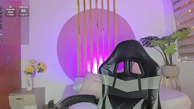 Snapshot of rei_cos chatting on 11-18-25, 01:04 rei cos online show from 11-18-25, 01:04