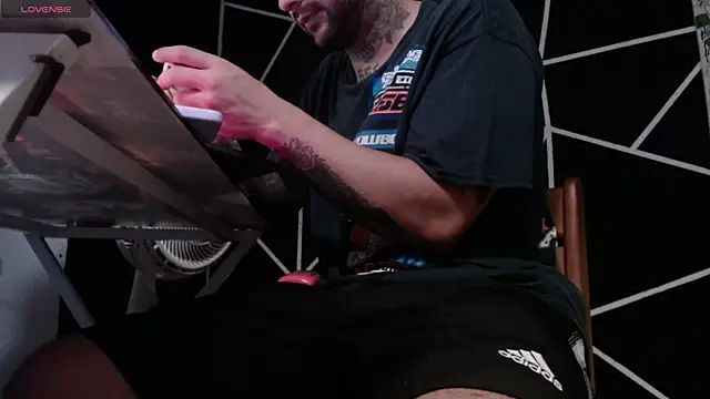 Snapshot of nicolastorres99 chatting on 11-05-25, 06:30 nicolastorres99 online show from 11-05-25, 06:30