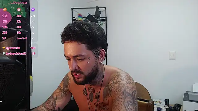 Snapshot of nicolastorres99 chatting on 12-17-25, 08:09 nicolastorres99 online show from 12-17-25, 08:09