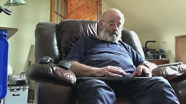 Snapshot of janzer13 chatting on 09-23-25, 02:31 janzer13 online show from 09-23-25, 02:31