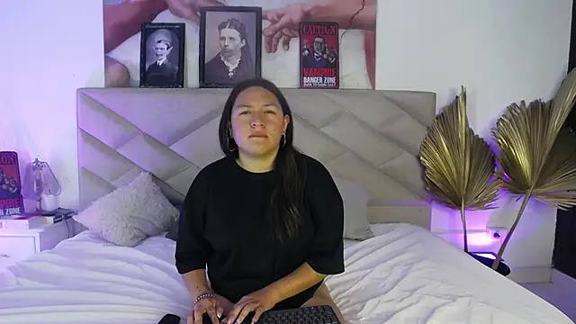 BellaRoux1 online show from 10-09-25, 12:03