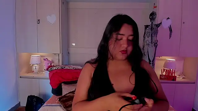 Snapshot of LilyWhitney chatting on 10-15-25, 04:01 LilyWhitney online show from 10-15-25, 04:01