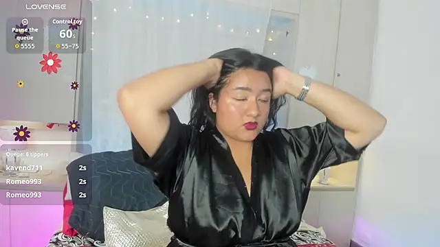 Snapshot of LilyWhitney chatting on 10-31-25, 04:13 LilyWhitney online show from 10-31-25, 04:13