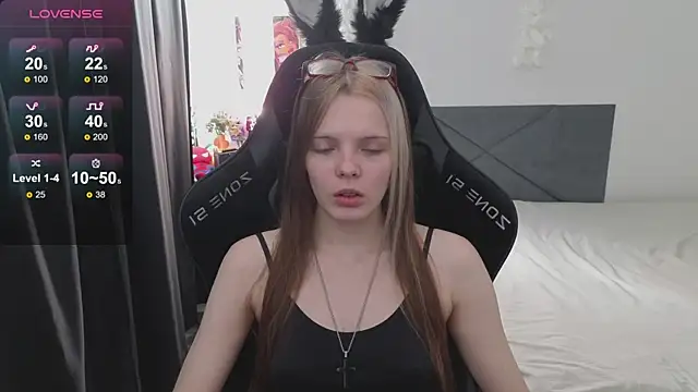 Snapshot of Luna_Navy chatting on 09-29-25, 07:24 Luna Navy online show from 09-29-25, 07:24