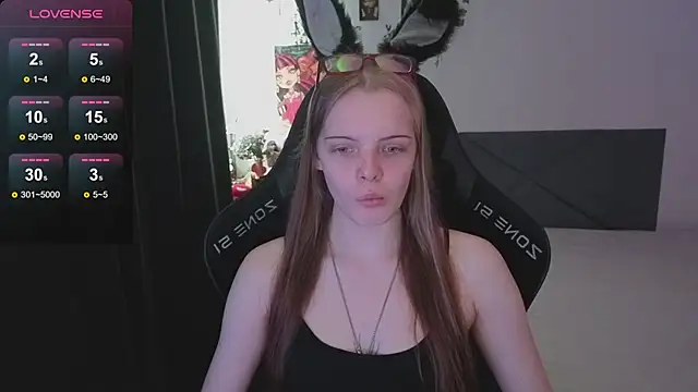 Snapshot of Luna_Navy chatting on 10-27-25, 09:46 Luna Navy online show from 10-27-25, 09:46