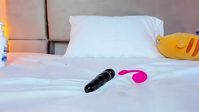 Snapshot of isabel_sofiaa chatting on 02-15-26, 07:51 isabel sofiaa online show from 02-15-26, 07:51