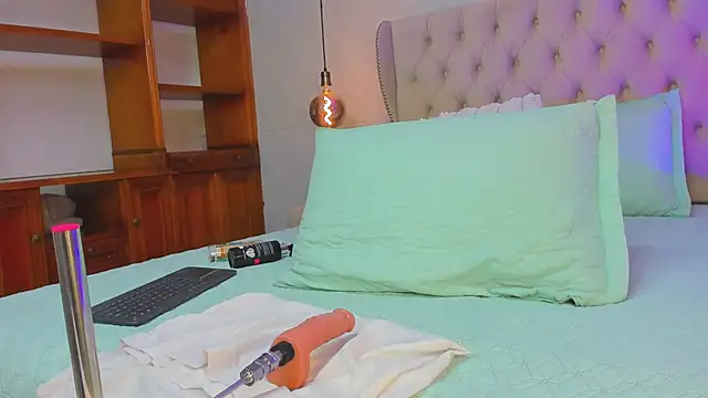 Snapshot of Tatihornyy chatting on 10-28-25, 11:25 Tatihornyy online show from 10-28-25, 11:25