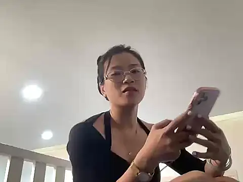 Snapshot of Linh9999- chatting on 10-15-25, 08:25 Linh9999- online show from 10-15-25, 08:25