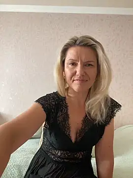 Snapshot of AliceSwan4011 chatting on 09-13-25, 01:44 AliceSwan4011 online show from 09-13-25, 01:44