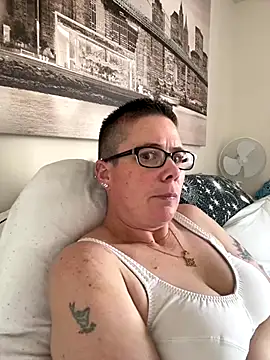 Snapshot of voluptuous-minx chatting on 12-05-25, 11:41 voluptuous-minx online show from 12-05-25, 11:41