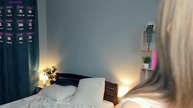 Snapshot of IsaVesco chatting on 09-28-25, 07:19 IsaVesco online show from 09-28-25, 07:19