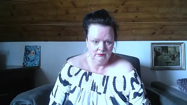 Snapshot of TiffanyMature chatting on 05-20-26, 02:01 TiffanyMature online show from 05-20-26, 02:01