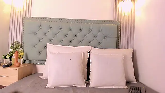 ValeriaJulio  online show from 10-21-25, 06:08