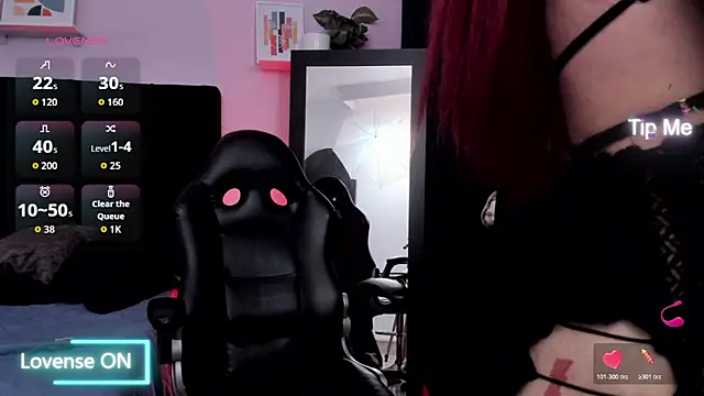 Snapshot of emmabridgerton chatting on 10-29-25, 12:57 emmabridgerton online show from 10-29-25, 12:57