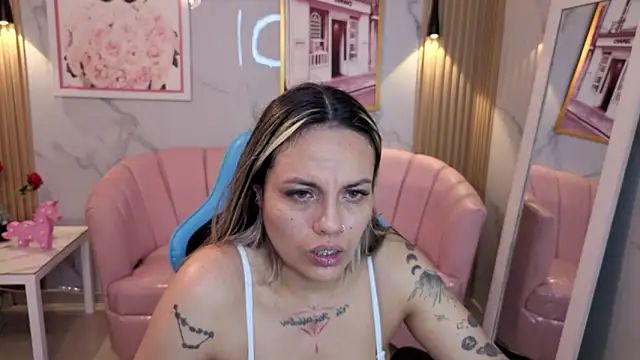 Snapshot of Jade_Jones_a chatting on 09-13-25, 03:50 Jade Jones a online show from 09-13-25, 03:50