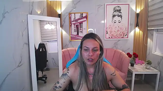 Snapshot of Jade_Jones_a chatting on 10-19-25, 03:40 Jade Jones a online show from 10-19-25, 03:40