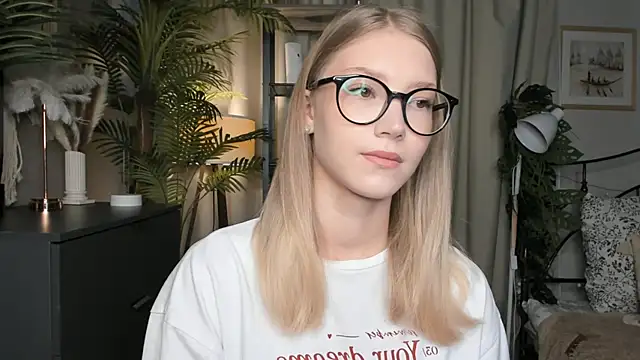 Snapshot of ChinBonnell chatting on 10-22-25, 05:52 ChinBonnell online show from 10-22-25, 05:52